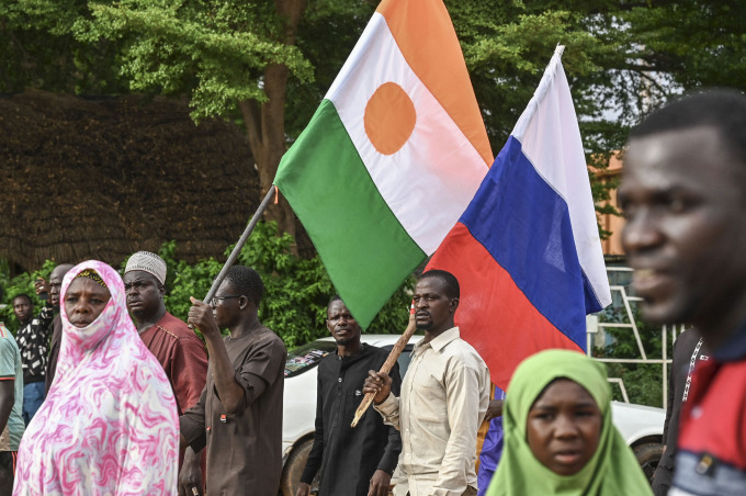 Người dân mang quốc kỳ Niger và Nga trên đường phố thủ đô Niamey tháng 8/2023. Ảnh: AFP