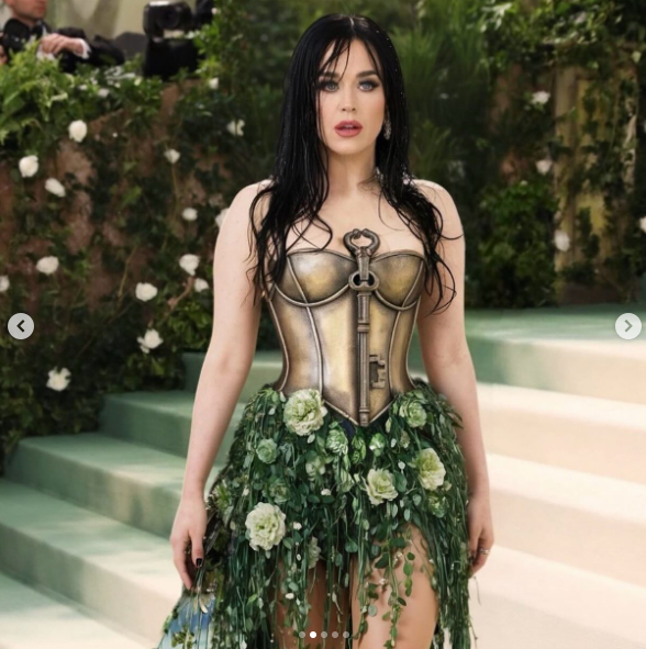 Rõ là Katy Perry năm nay ở nhà không dự MET Gala, nhưng ở đâu ra tấm ảnh thảm đỏ xuất sắc tới cỡ này! - Ảnh 2.