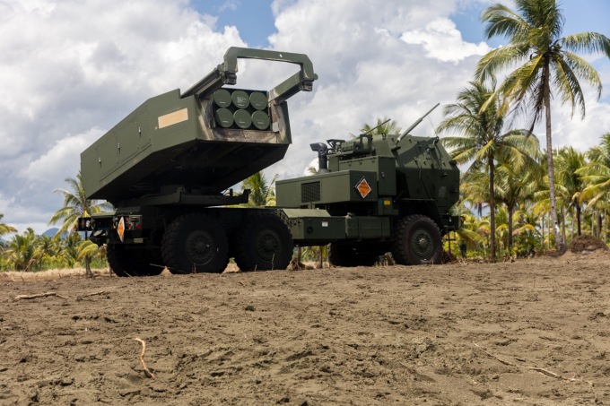 Thủy quân lục chiến Mỹ diễn tập khai hỏa pháo phản lực M142 HIMARS tại Rizal, Philippines, vào ngày 2/5. Ảnh: USMC