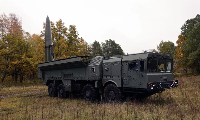 Xe chở đạn kiêm bệ phóng của tổ hợp tên lửa đạn đạo chiến thuật Iskander-M Nga ở lãnh thổ hải ngoại Kaliningrad tháng 10/2023. Ảnh: BQP Nga