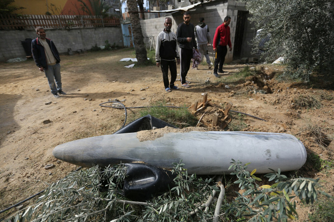 Quả bom chưa phát nổ của Israel nằm ở sân sau nhà dân tại thành phố Deir al Balah, Dải Gaza hồi tháng 1. Ảnh: AFP