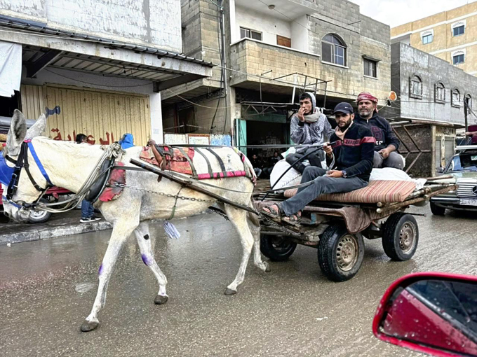 Người dân địa phương sơ tán bằng xe lừa ở phía đông Rafah, ngày 6/5. Ảnh: AFP