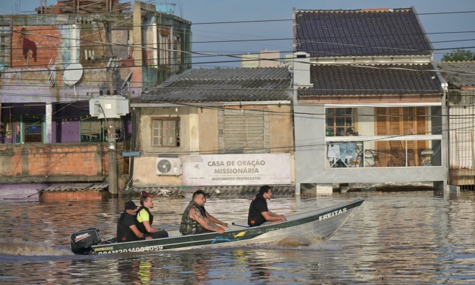 Nhân viên cứu hộ tìm kiếm người mắc kẹt ở  Porto Alegre ngày 7/5. Ảnh: AFP