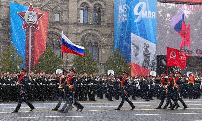 Đội rước quốc kỳ Liên bang Nga và Lá cờ Chiến thắng đi qua Quảng trường Đỏ. Ảnh: RIA Novosti