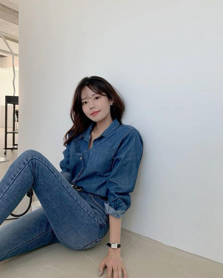 Áo sơ mi denim và quần jeans cùng màu làm chị em cá tính hơn