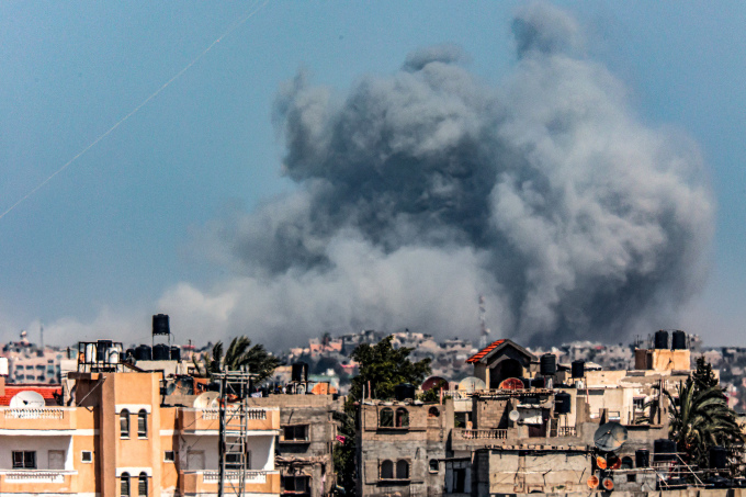 Khói bốc lên sau khi Israel ném bom ở Rafah, nam Gaza, ngày 20/3. Ảnh: AFP