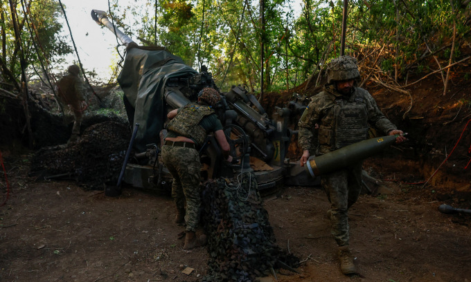 Khẩu đội pháo M777 Ukraine tham chiến tại tỉnh Donetsk hôm 1/5. Ảnh: Reuters