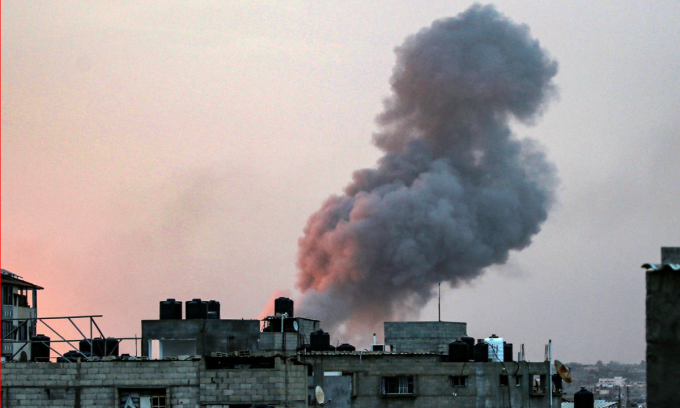 Khói bốc lên tại thành phố Rafah ở Dải Gaza hôm 11/5. Ảnh: AFP