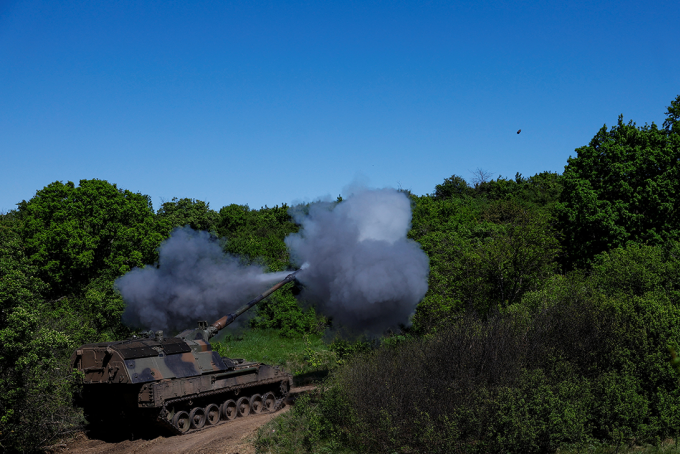 Pháo PzH 2000 của Lữ đoàn 43 Ukraine khai hỏa về phía lực lượng Nga tại Donetsk hôm 4/5. Ảnh: Reuters