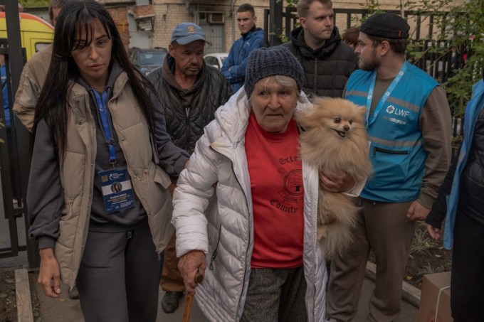 Bà Olga Garmash (giữa), 68 tuổi, người làng Lyptsi, tới điểm sơ tán ở Kharkov ngày 11/5. Ảnh: AFP