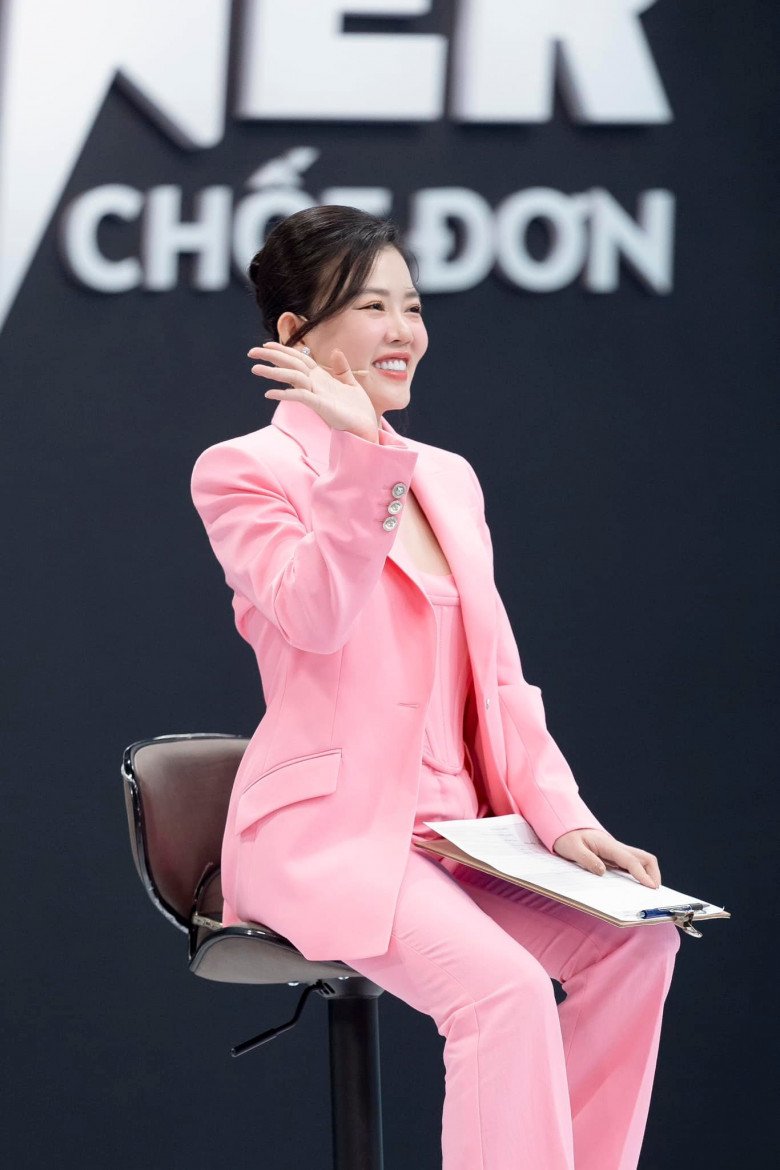 Nữ doanh nhân Linh Lê đang là cái tên gây nhiều sự chú ý khi làm giám khảo cho một show đang nổi thời gian gần đây. Bên cạnh những chia sẻ thẳng thắn cô còn gây ấn tượng với gu thời trang đẳng cấp.