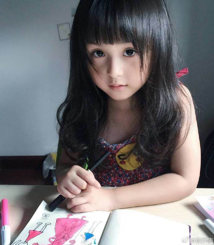 Lưu Sở Điềm sinh năm 2009 tại Tuyền Châu, Phúc Kiến, Trung Quốc. Cô bé thu hút sự chú ý bởi vẻ ngoài cực kỳ đáng yêu, dễ thương với đôi mắt to tròn. 