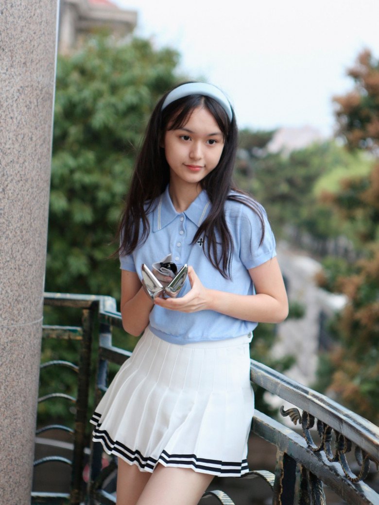 Ở tuổi 15, Lưu Sở Điềm sở hữu phong cách trẻ trung, xinh xắn và phù hợp với lứa tuổi. Cô bé yêu thích thời trang năng động với váy ngắn, áo phông, giày thể thao.