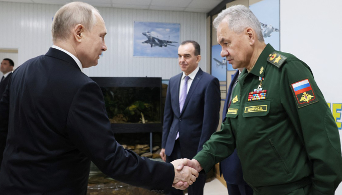 Ông Putin bắt tay ông Shoigu khi cả hai tới thăm học viện quân sự ở Krasnodar, Nga, hồi tháng 3. Ảnh: AFP