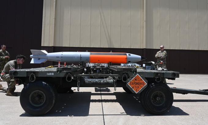 Quân nhân Mỹ kiểm tra bom B61-12 có khả năng mang đầu đạn hạt nhân tại căn cứ Eglin tháng 6/2022. Ảnh: Không quân Mỹ