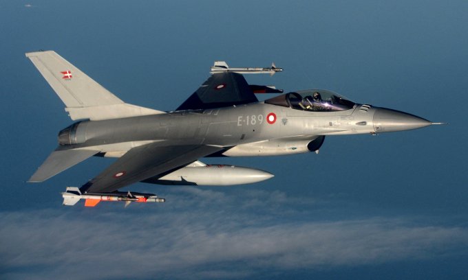 Tiêm kích F-16 Đan Mạch bay huấn luyện hồi năm 2020. Ảnh: Reuters