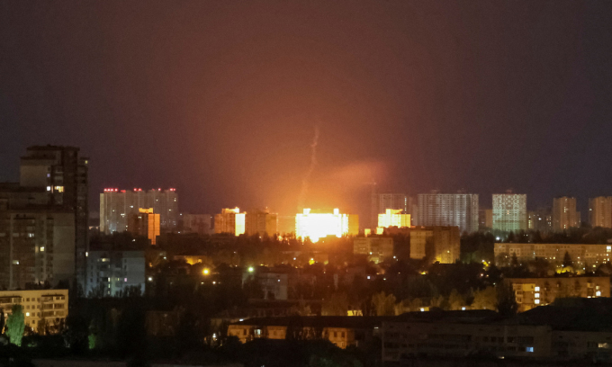 Khói lửa bốc lên tại Kiev trong đòn không kích tháng 5/2023. Ảnh: Reuters