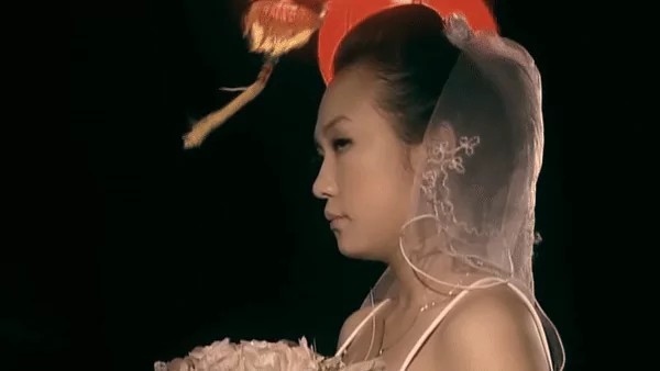 Nhiều năm về trước, bà xã Tuấn Hưng từng xuất hiện trong MV của Duy Mạnh. Tuy nhiên, nhan sắc của cô thời điểm bấy giờ chưa quá long lanh như hiện tại. 