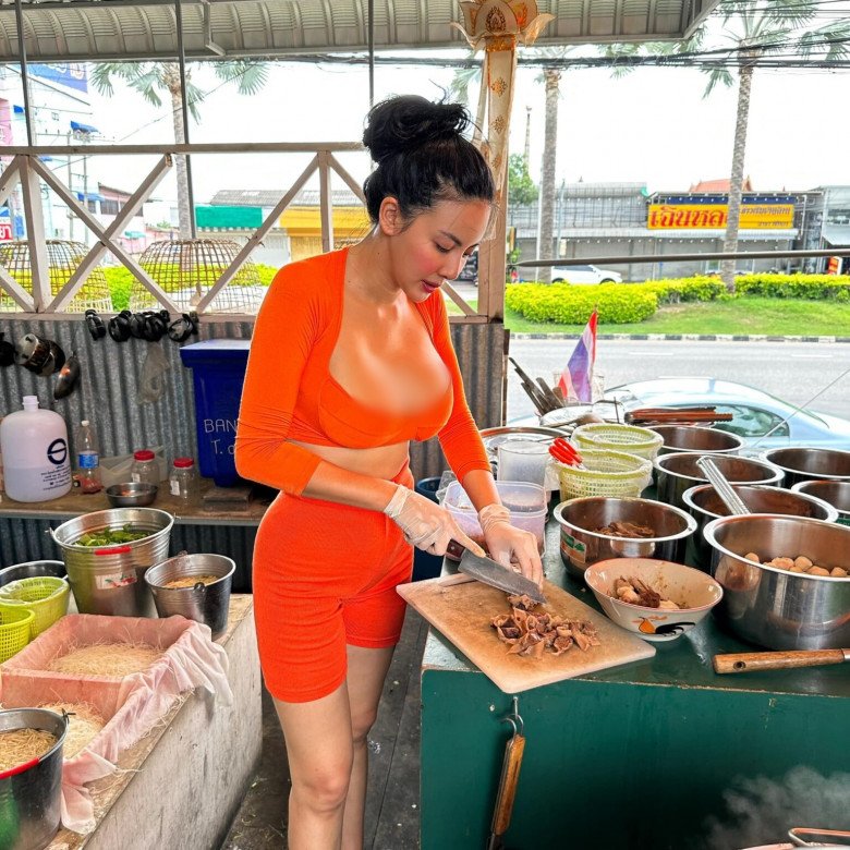 Hot girl Prez Naphakorn Jiraratthaphak đang sống tại Thái Lan, hiện tại sở hữu không ít quán ăn, nhà hàng.