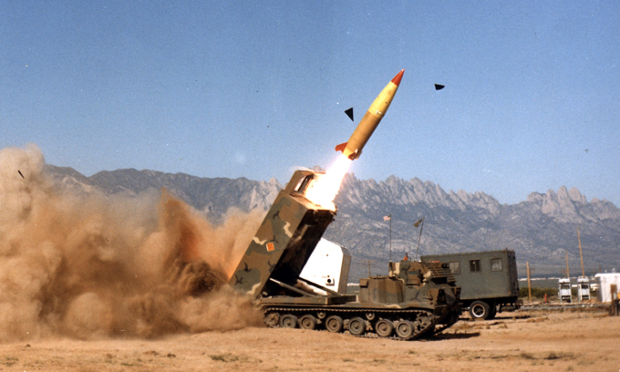 Tên lửa đạn đạo ATACMS khai hỏa trong bức ảnh đăng tháng 3/2023. Ảnh: USAASC