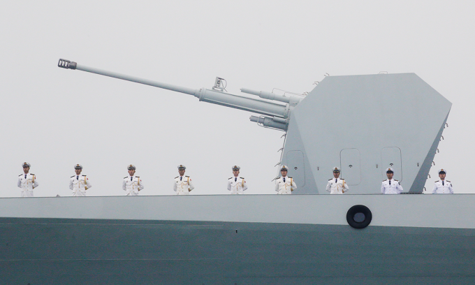 Pháo hạm trên tàu khu trục Thái Nguyên của Trung Quốc tại buổi duyệt binh ngoài khơi thành phố Thanh Đảo tháng 4/2019. Ảnh: Reuters