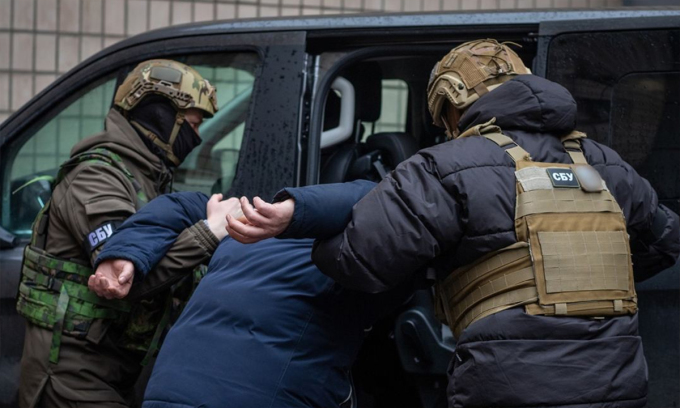 An ninh Ukraine bắt một người bị nghi làm gián điệp cho Nga ngày 6/2. Ảnh: SBU