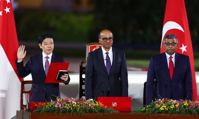 Tân Thủ tướng Singapore Lawrence Wong (ngoài cùng bên trái) tuyên thệ nhậm chức tại dinh Istana tối 15/5. Ảnh: AFP