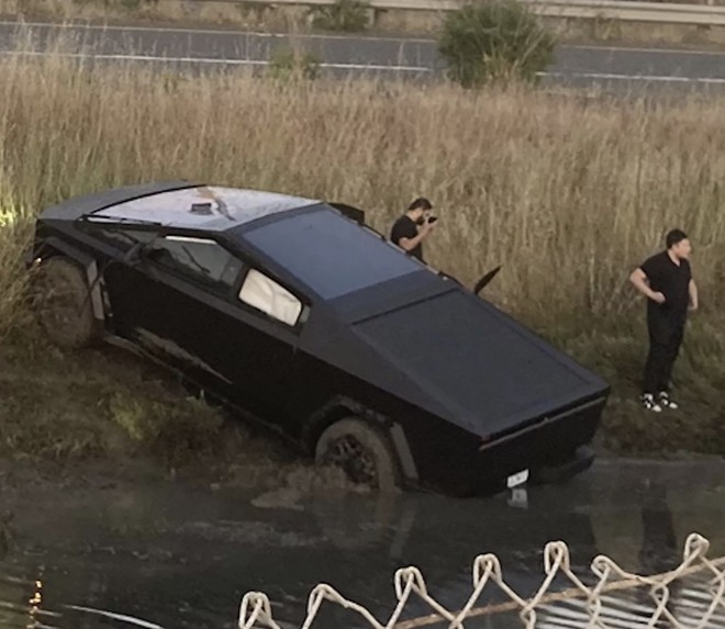 Chiếc "thiết giáp" Tesla Cybertruck bất ngờ gục ngã dưới mương nước- Ảnh 3.