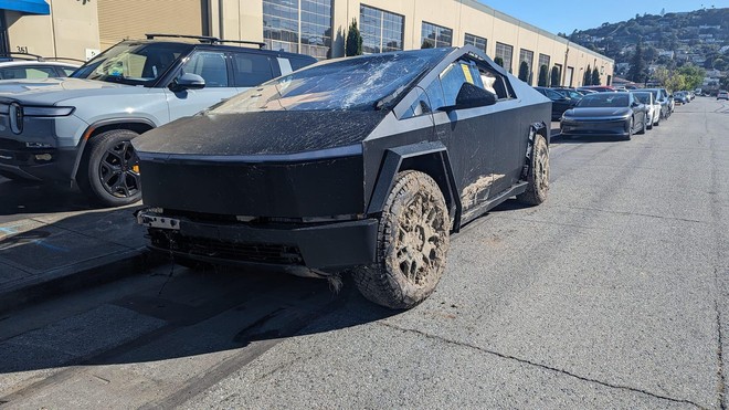 Chiếc "thiết giáp" Tesla Cybertruck bất ngờ gục ngã dưới mương nước- Ảnh 4.