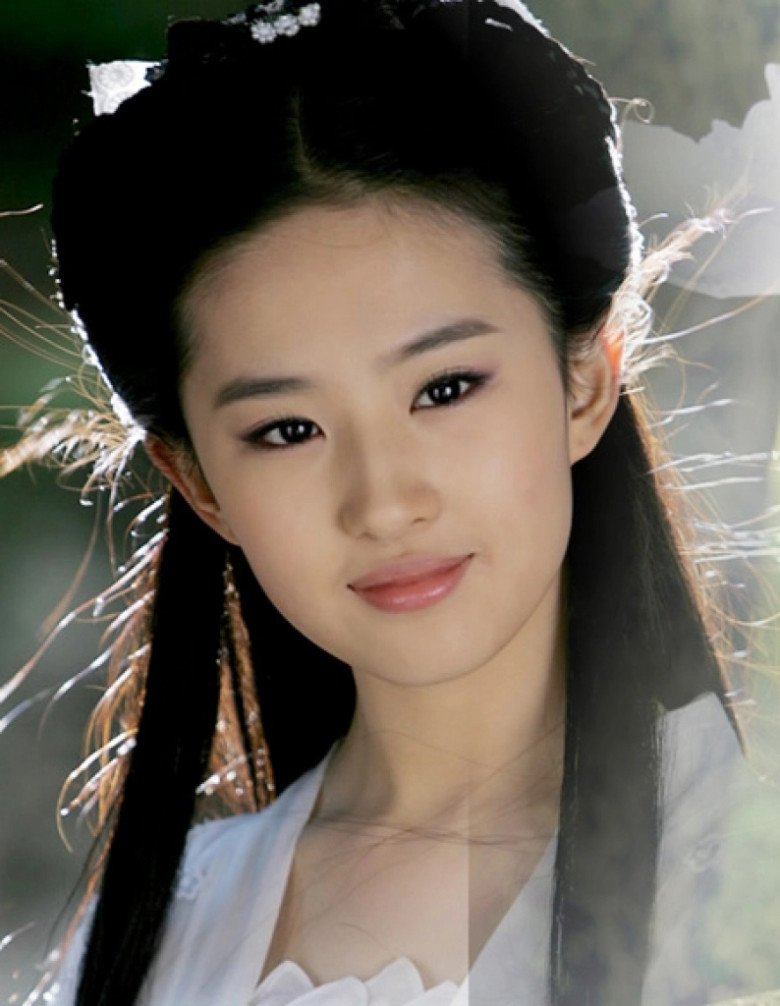 Lưu Diệc Phi được biết tới rộng rãi nhờ vai thần tiên tỷ tỷ Vương Ngữ Yên trong bộ phim truyền hình Thiên long bát bộ.
