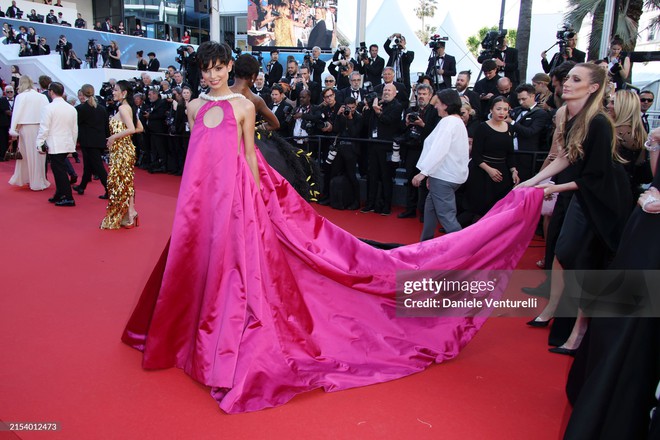 Thảm đỏ Cannes ngày 8: Thiên thần Victorias Secret đại chiến, phô diễn visual và sắc vóc khét lẹt! - Ảnh 26.