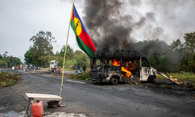 Một phương tiện bị người biểu tình đốt cháy tại New Caledonia hôm 19/5. Ảnh: AFP