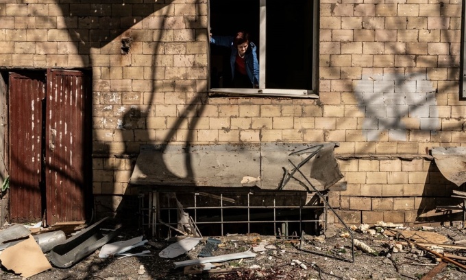 Một ngôi nhà bị hư hỏng vì trúng bom ở Kharkov. Ảnh: WSJ