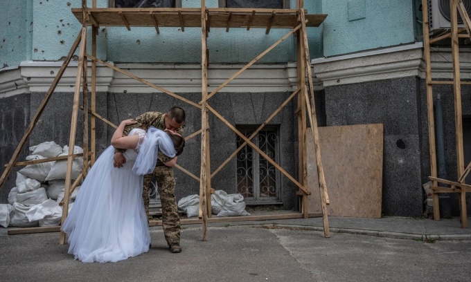 Cặp đôi tổ chức lễ cưới tại Kharkov. Ảnh: WSJ