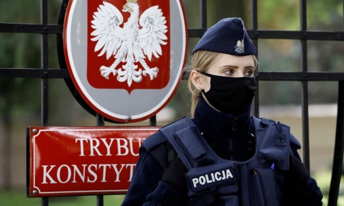 Sĩ quan cảnh sát đứng gác bên ngoài Tòa án Hiến pháp Ba Lan tại Warsaw hồi năm 2021. Ảnh: Reuters