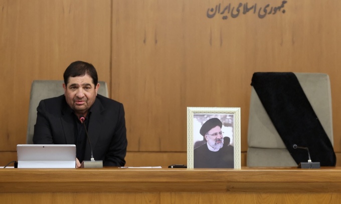 Phó tổng thống thứ nhất Iran Mohammad Mokhber ngồi cạnh di ảnh của Tổng thống Ebrahim Raisi trong cuộc họp khẩn ở Tehran ngày 20/5. Ảnh: AFP