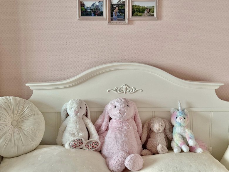 Giường ngủ với một dàn các em xinh, Diệp Chi tiết lộ. Giấy dán tường cũng là màu hồng, khá thanh lịch. Trên tường có những bức ảnh 2 mẹ con đi du lịch khắp thế giới.