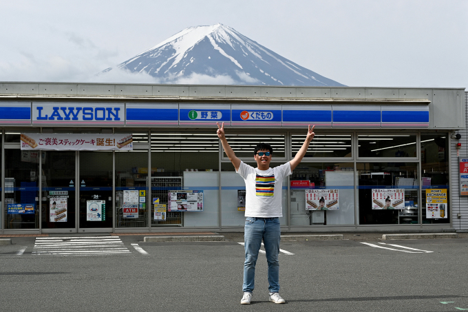 Một du khách chụp ảnh tại điểm check in núi Phú Sĩ nổi tiếng. Ảnh: AFP