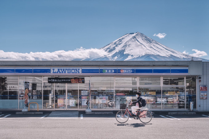 Điểm check in núi Phú Sĩ nhìn từ siêu thị tiện lợi ở Fuji Kawaguchiko. Ảnh: Instagram/JohnChang