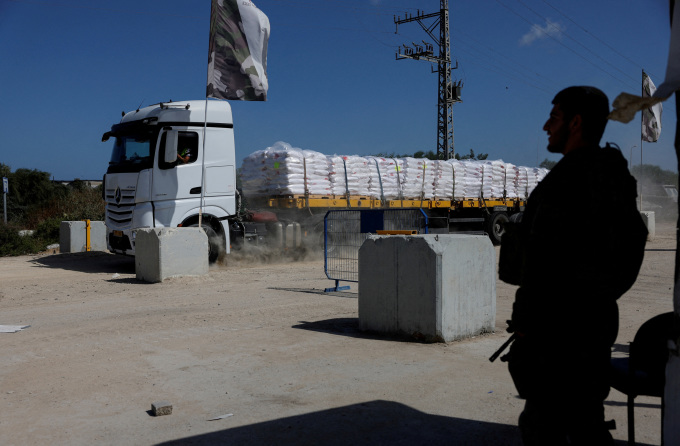 Lính Israel đứng gác khi xe tải viện trợ đi qua cửa khẩu Erez vào Gaza ngày 5/5. Ảnh: Reuters