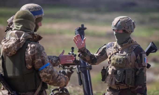 Quân nhân Pháp (phải) huấn luyện binh sĩ Ukraine ở Ba Lan hồi tháng 4. Ảnh: AFP