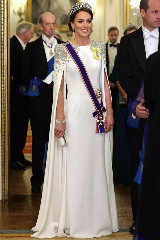 Trang phục trong tranh lấy cảm hứng từ diện mạo của Vương phi Kate trong sự kiện năm 2022. Ảnh: WPA Pool