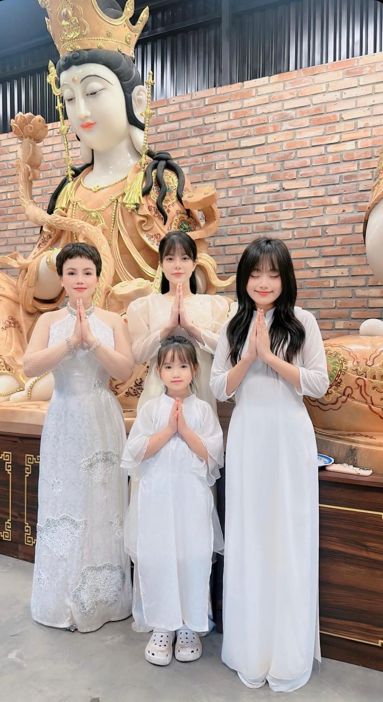 Diễn viên Hoàng Yến khoe nhan sắc 4 mẹ con trong tà áo dài trắng tinh khôi.