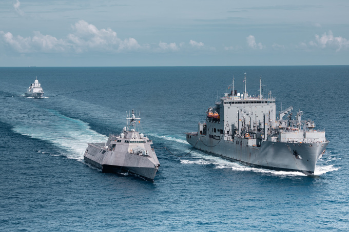 Tàu tác chiến ven bờ USS Mobile (trái) và tàu hậu cần USNS Wally Schirra (phải) di chuyển phía trước tàu chiến HNLMS Tromp của Hà Lan trên Biển Đông vào ngày 22/5. Ảnh: US Navy