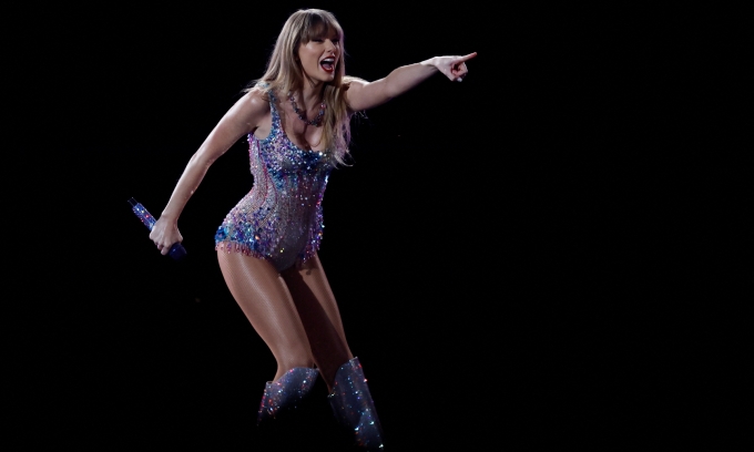 Taylor Swift trình diễn tại Tokyo, Nhật Bản, hôm 7/2. Ảnh: Reuters