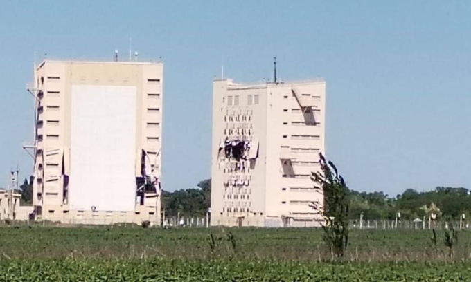 Hai tòa nhà đặt radar Voronezh-DM bị hư hại trong ảnh công bố hôm 24/5. Ảnh: Twitter/Tendar