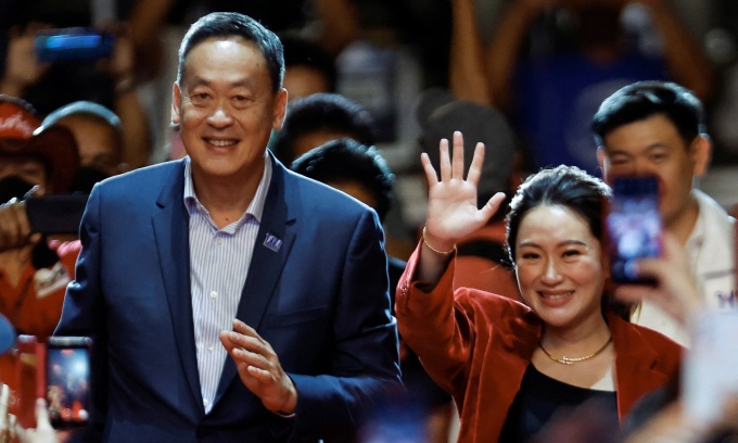 Ông Srettha Thavisin (trái) và bà Paetongtarn Shinawatra tại Bangkok, Thái Lan, hồi tháng 5/2023. Ảnh: Reuters