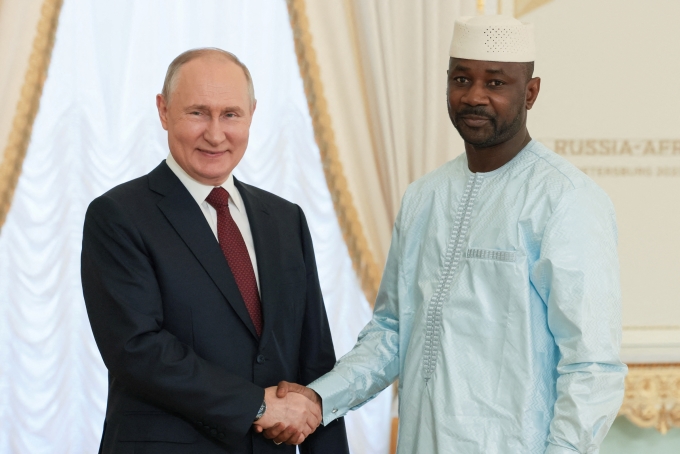 Tổng thống Nga và Tổng thống Mali bắt tay trong diễn đàn Nga - châu Phi ở Saint Petersburg ngày 29/7/2023. Ảnh: Reuters