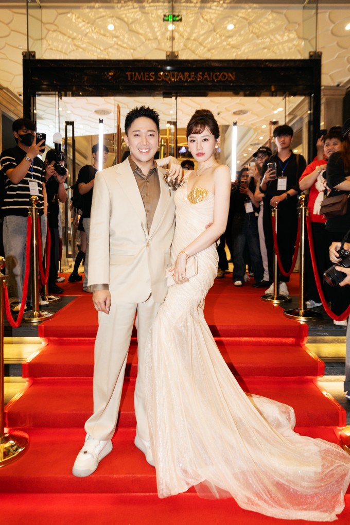 Trấn Thành và Hari Won diện đồ đôi đẹp mắt trên thảm đỏ đình đám.