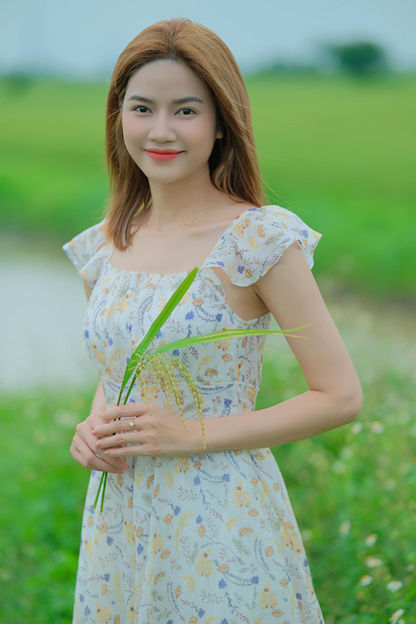 Anh Đào là gương mặt diễn viên trẻ đang được yêu thích khi đóng chính trong phim giờ vàng VTV Gặp em ngày nắng. Nữ diễn viên sinh năm 1996 đến từ Bắc Giang.
